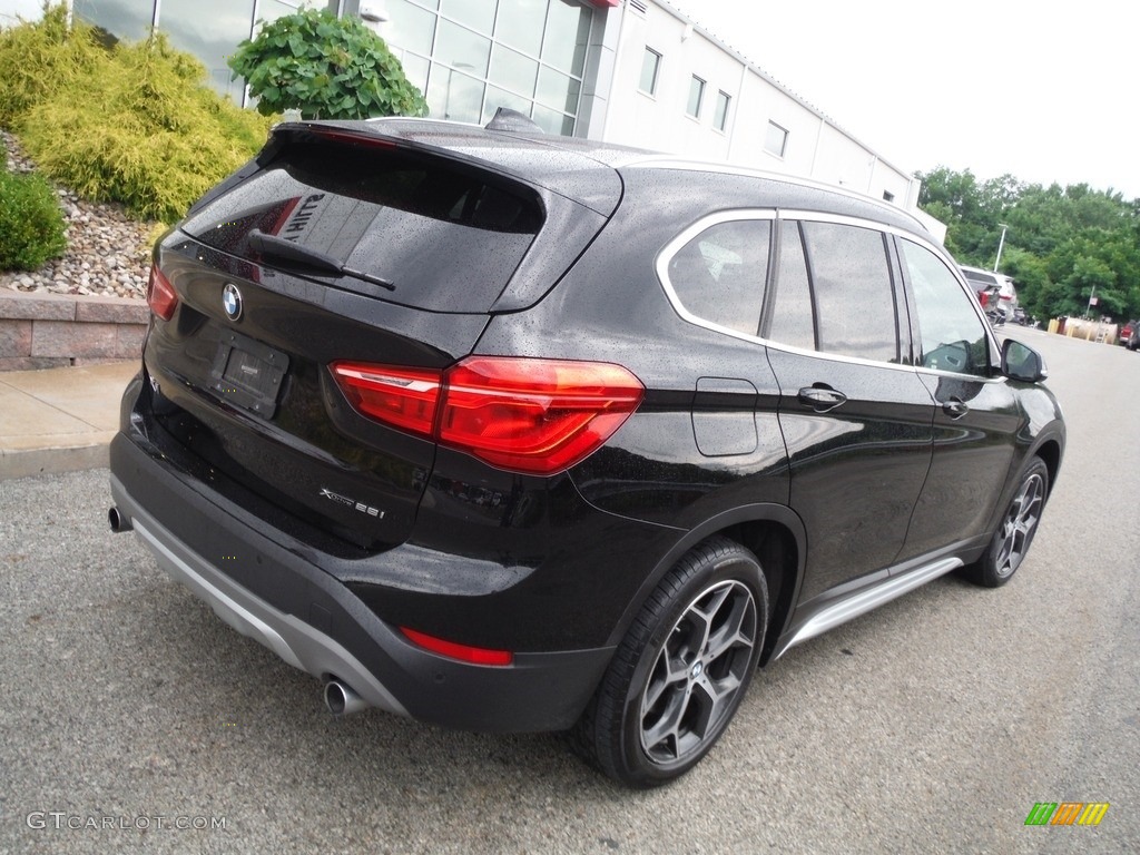 2018 X1 xDrive28i - Black Sapphire Metallic / Black photo #18