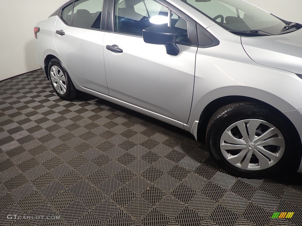 2020 Versa S - Brilliant Silver Metallic / Charcoal photo #4