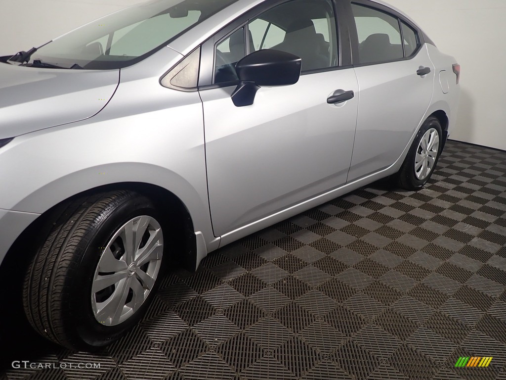 2020 Versa S - Brilliant Silver Metallic / Charcoal photo #10