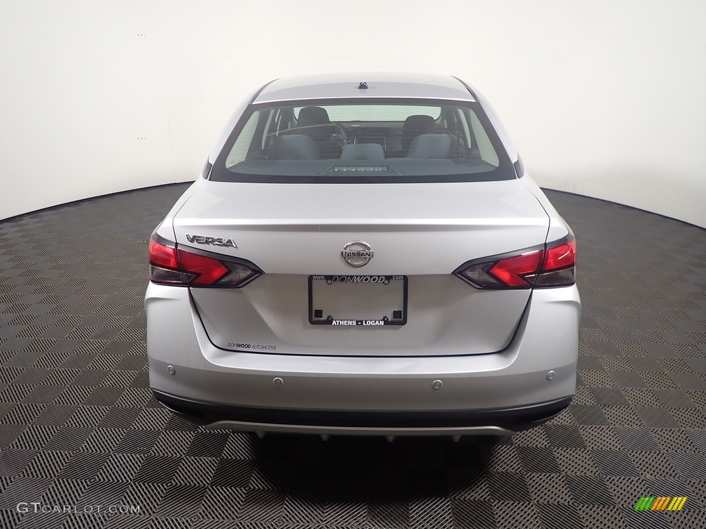 2020 Versa S - Brilliant Silver Metallic / Charcoal photo #13
