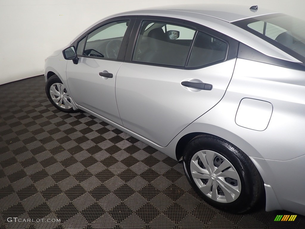 2020 Versa S - Brilliant Silver Metallic / Charcoal photo #18