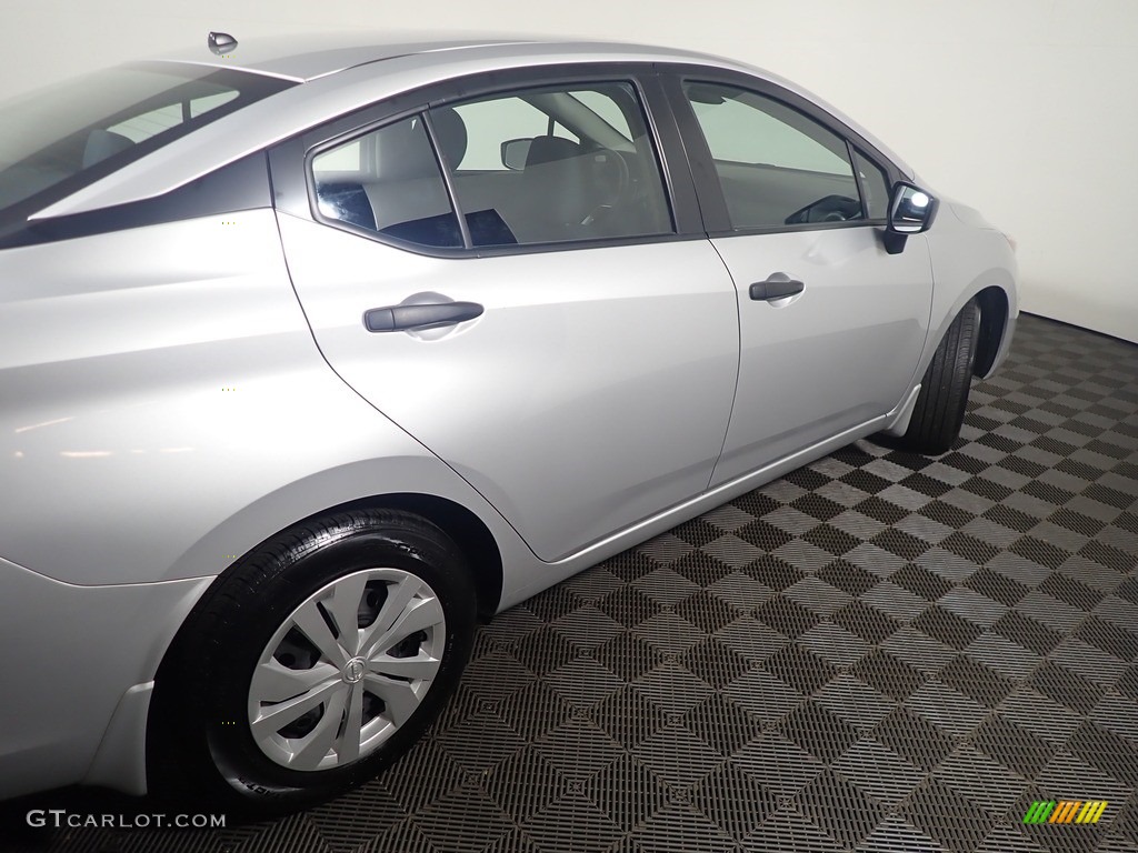 2020 Versa S - Brilliant Silver Metallic / Charcoal photo #19