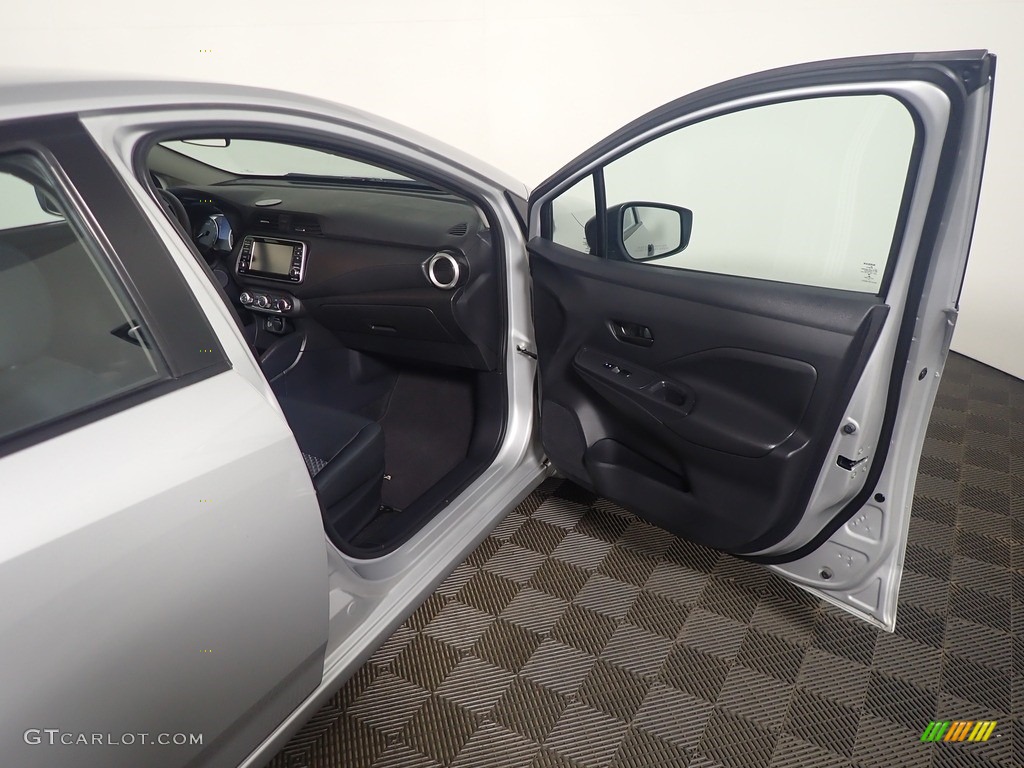 2020 Versa S - Brilliant Silver Metallic / Charcoal photo #38