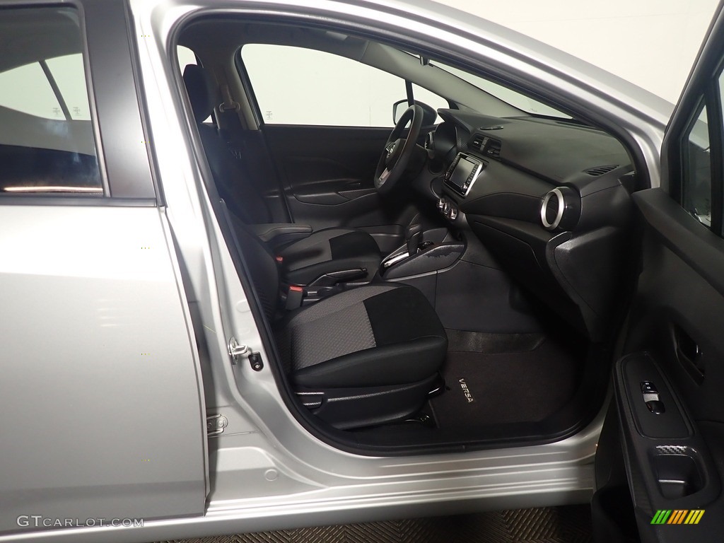 2020 Versa S - Brilliant Silver Metallic / Charcoal photo #39