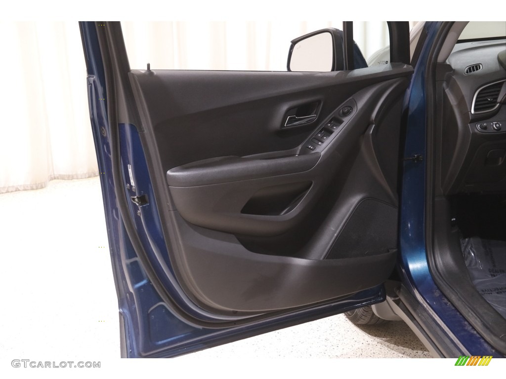 2020 Chevrolet Trax LT AWD Jet Black Door Panel Photo #144555286
