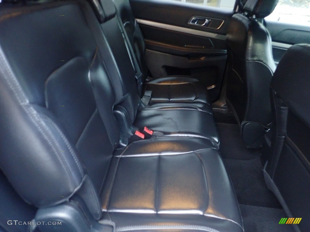 2019 Explorer XLT 4WD - Oxford White / Medium Black photo #17