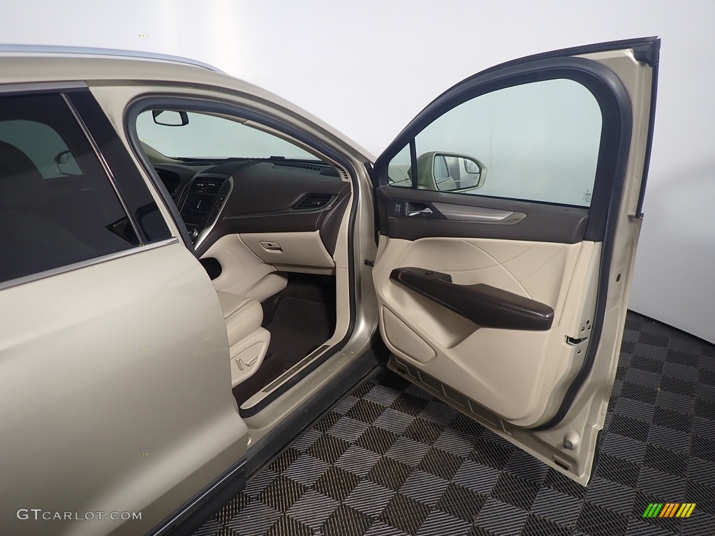 2017 MKC Premier AWD - White Gold / Cappuccino photo #41