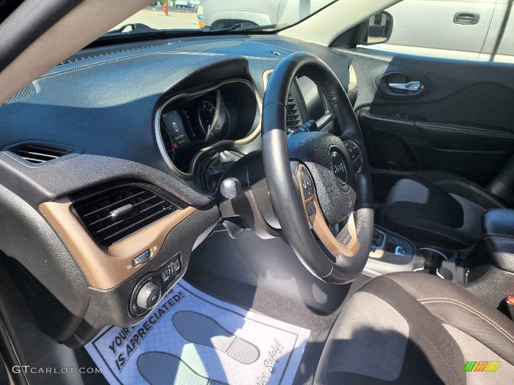 2014 Cherokee Latitude 4x4 - Brilliant Black Crystal Pearl / Iceland - Black/Iceland Gray photo #9