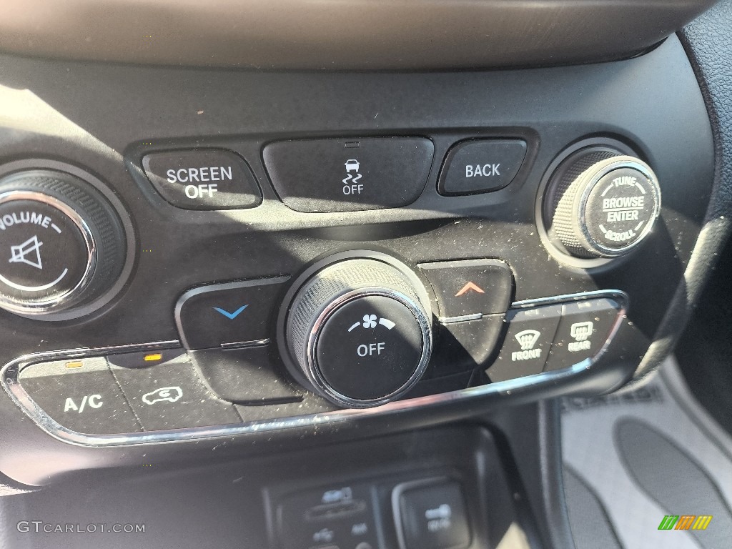 2014 Cherokee Latitude 4x4 - Brilliant Black Crystal Pearl / Iceland - Black/Iceland Gray photo #14