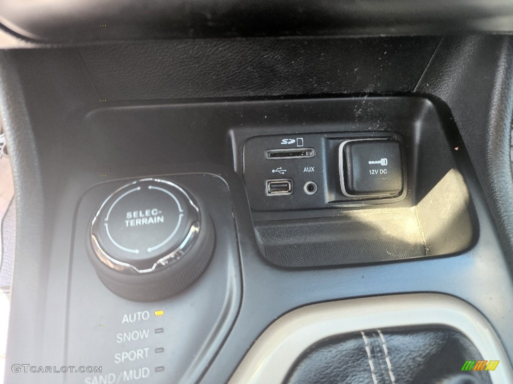 2014 Cherokee Latitude 4x4 - Brilliant Black Crystal Pearl / Iceland - Black/Iceland Gray photo #15