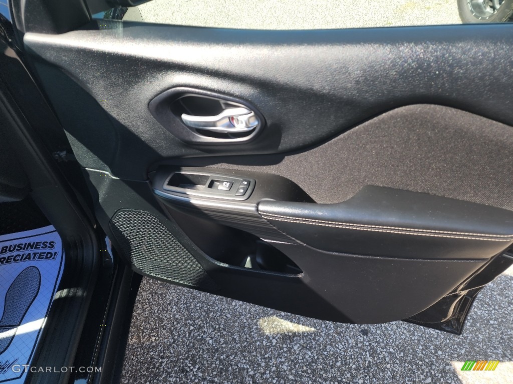 2014 Cherokee Latitude 4x4 - Brilliant Black Crystal Pearl / Iceland - Black/Iceland Gray photo #23