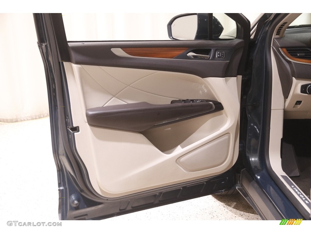 2019 Lincoln MKC Select AWD Door Panel Photos