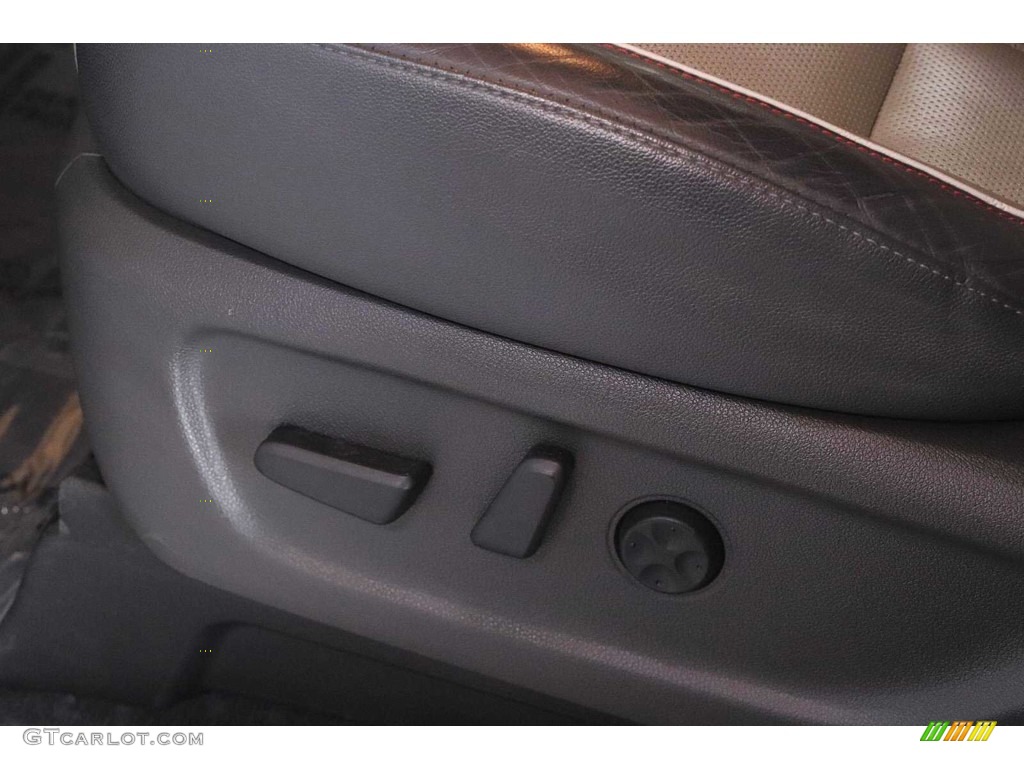 2016 Sedona EX - Bright Silver / Gray photo #14