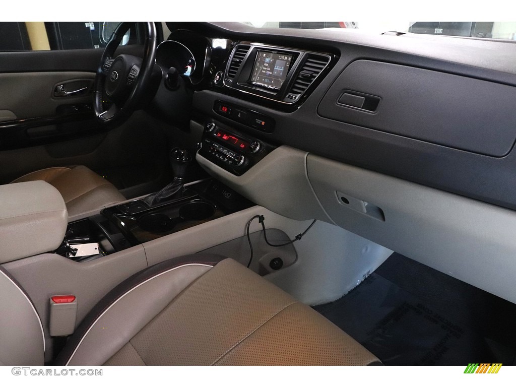 2016 Sedona EX - Bright Silver / Gray photo #19