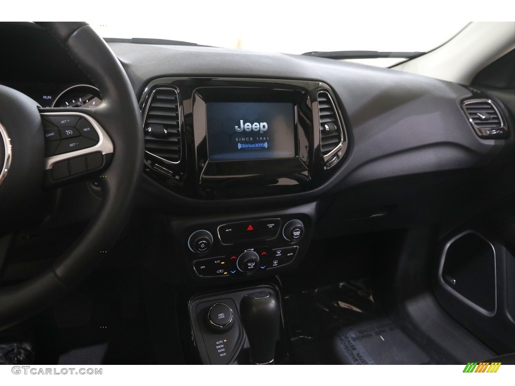 2021 Compass Latitude 4x4 - Diamond Black Crystal Pearl / Black photo #9