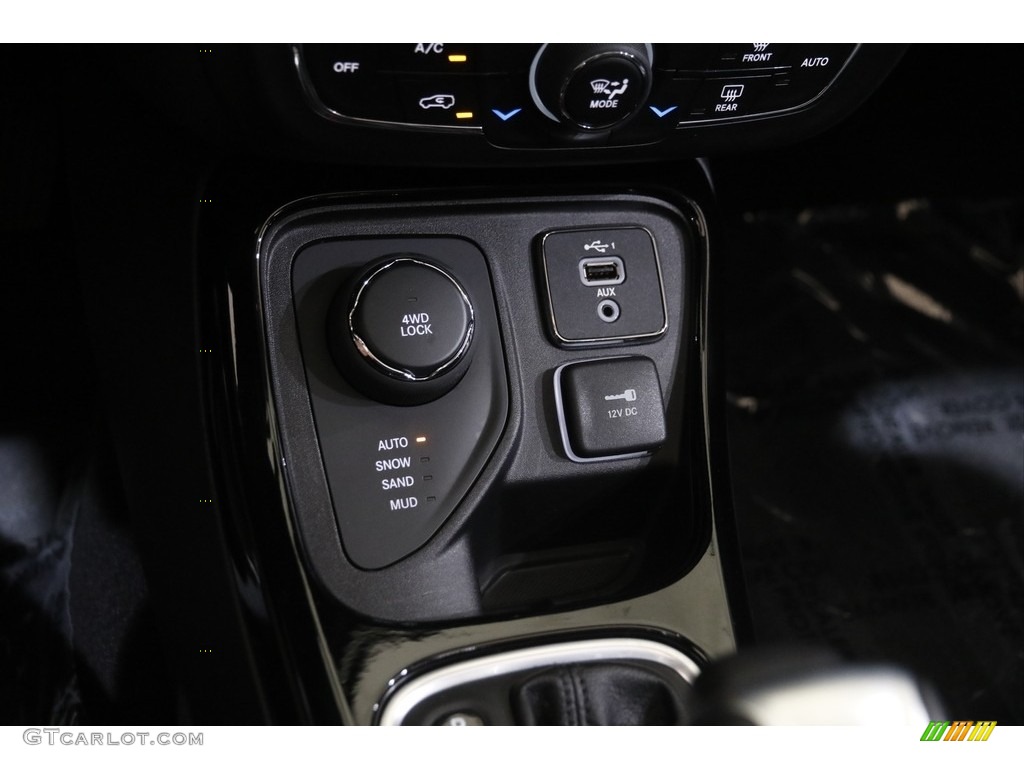 2021 Compass Latitude 4x4 - Diamond Black Crystal Pearl / Black photo #15