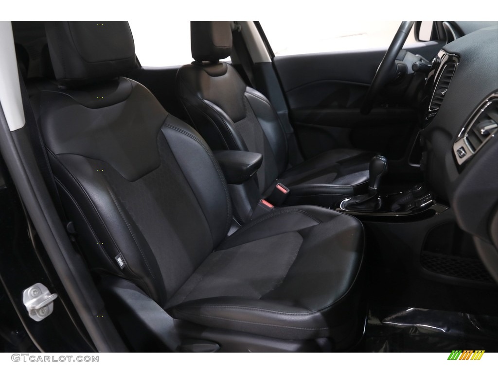 2021 Compass Latitude 4x4 - Diamond Black Crystal Pearl / Black photo #17