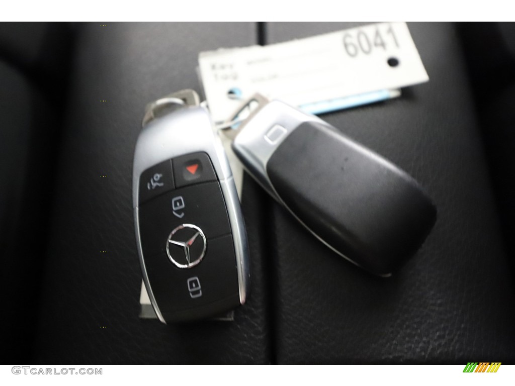 2020 GLC 300 - Iridium Silver Metallic / Black photo #27