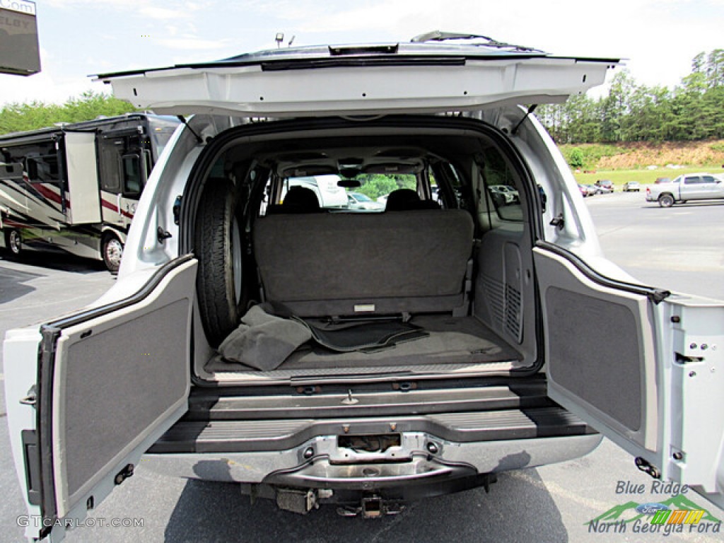 2001 Ford Excursion XLT 4x4 Trunk Photo #144640251