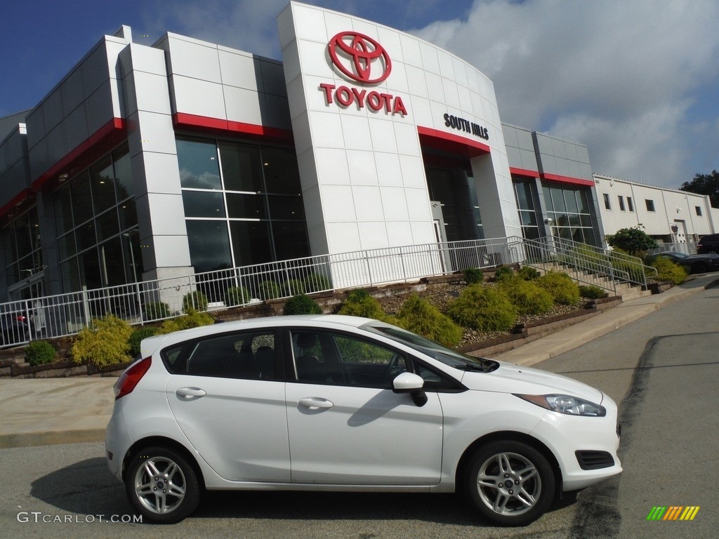 2019 Fiesta SE Hatchback - Oxford White / Charcoal Black photo #2