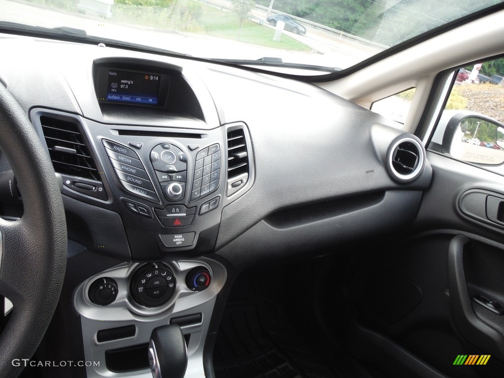 2019 Fiesta SE Hatchback - Oxford White / Charcoal Black photo #3