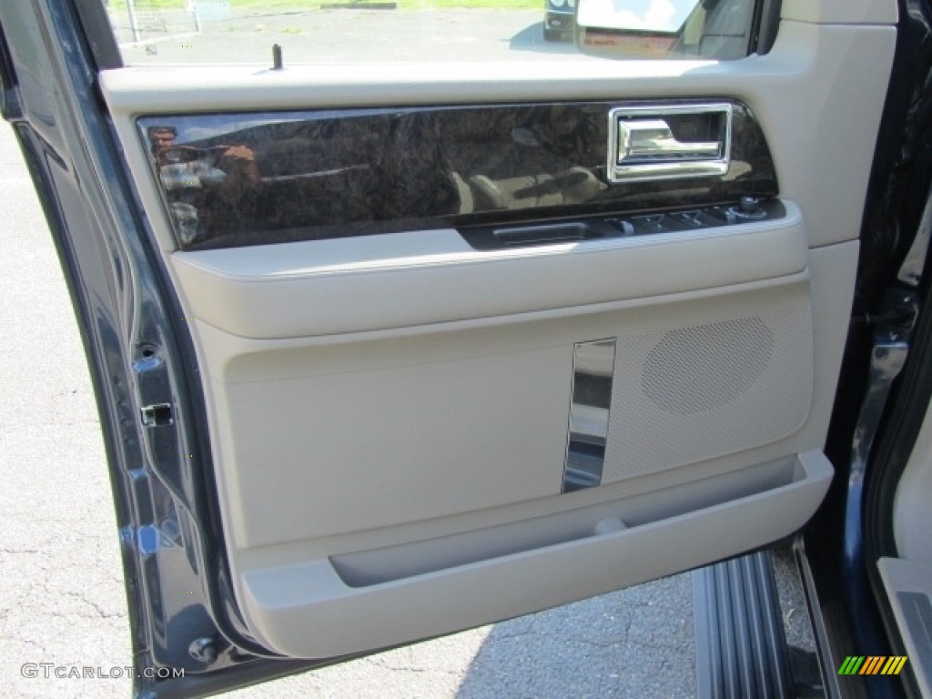 2016 Lincoln Navigator Select 4x4 Door Panel Photos
