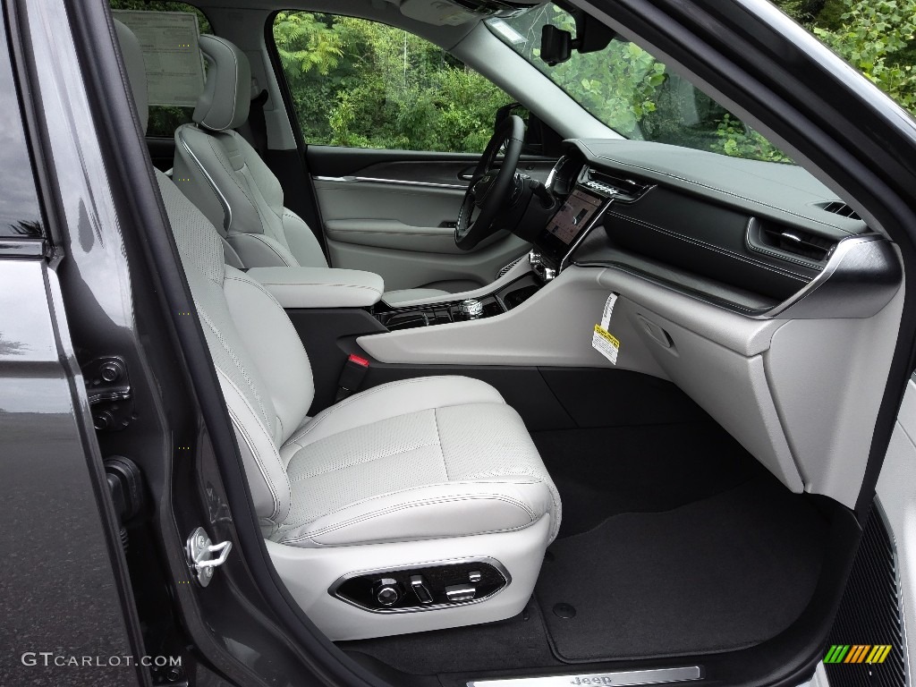 2022 Jeep Grand Cherokee Overland 4x4 Front Seat Photos
