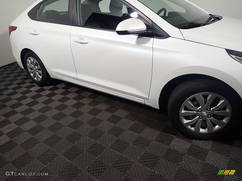 2018 Accent SE - Frost White Pearl / Black photo #4