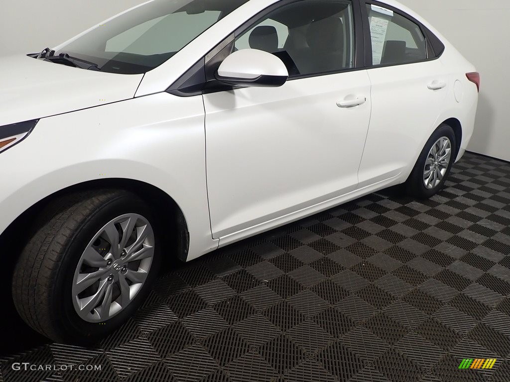 2018 Accent SE - Frost White Pearl / Black photo #10