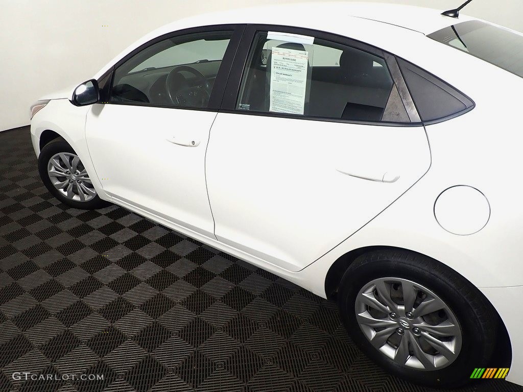 2018 Accent SE - Frost White Pearl / Black photo #18