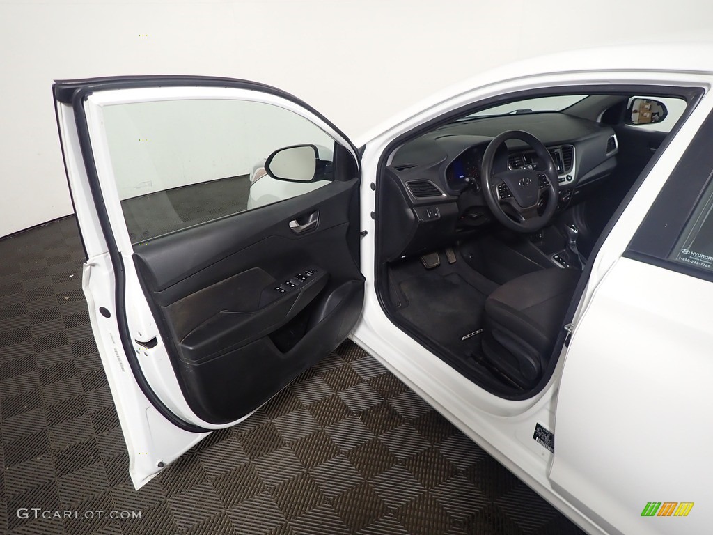 2018 Accent SE - Frost White Pearl / Black photo #20