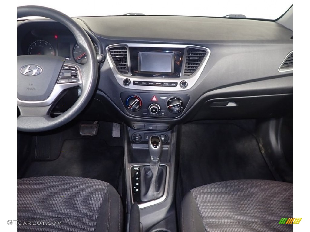 2018 Accent SE - Frost White Pearl / Black photo #25