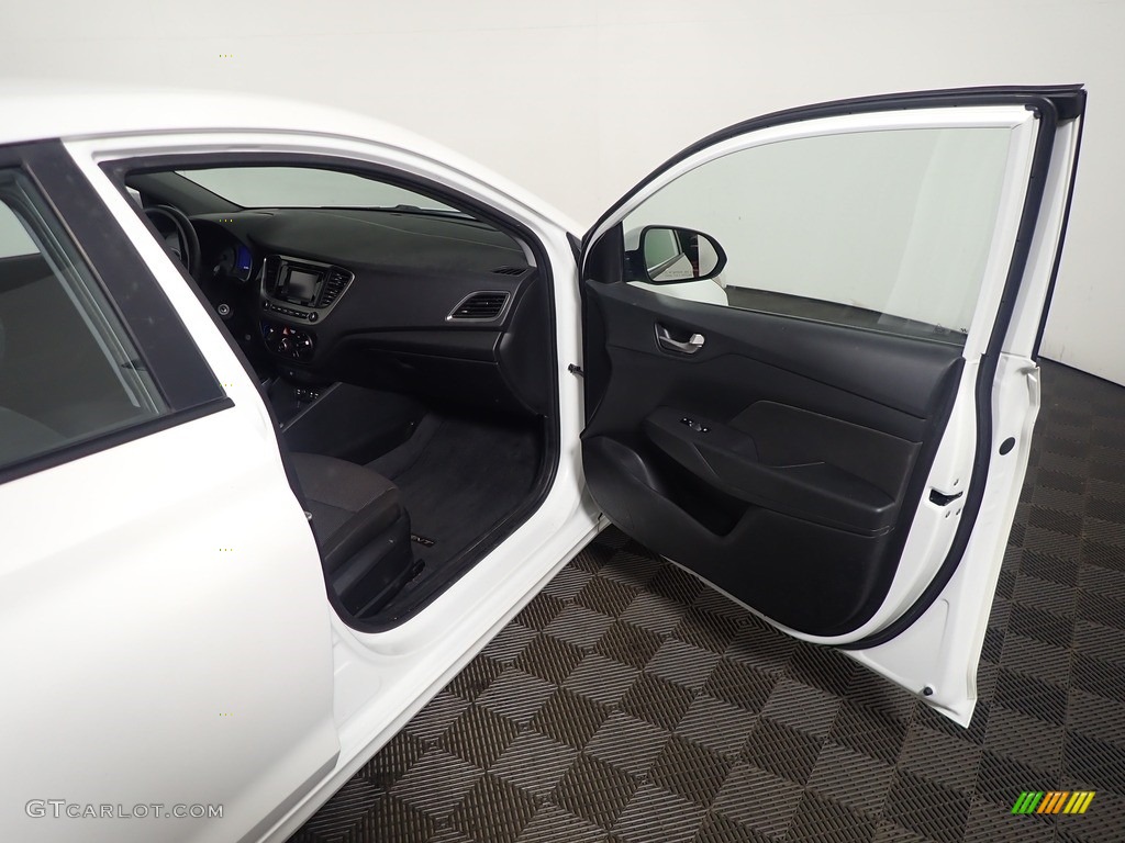 2018 Accent SE - Frost White Pearl / Black photo #37