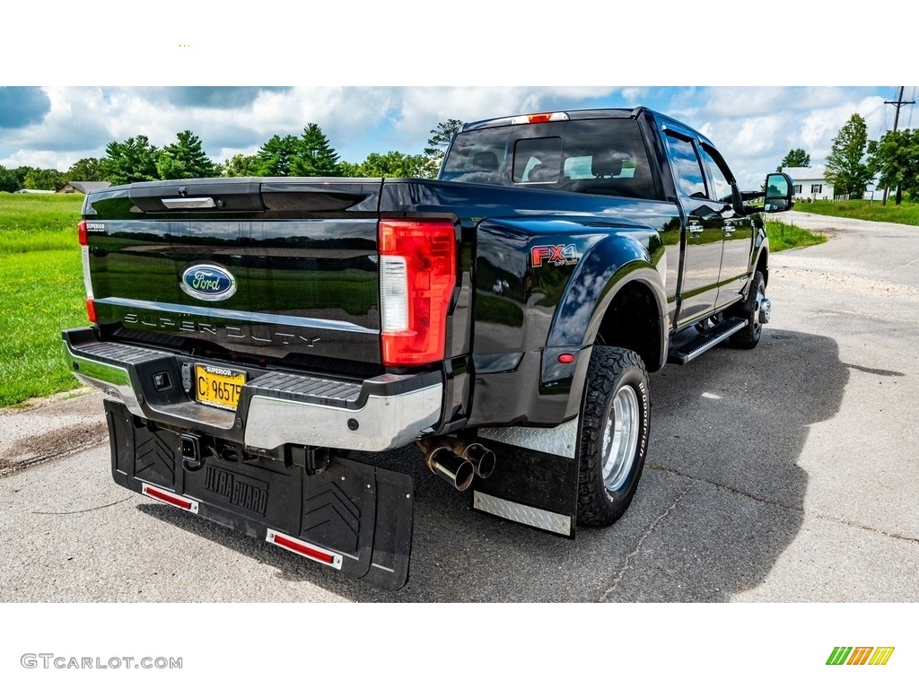 2017 F350 Super Duty XLT Crew Cab 4x4 - Shadow Black / Black photo #4