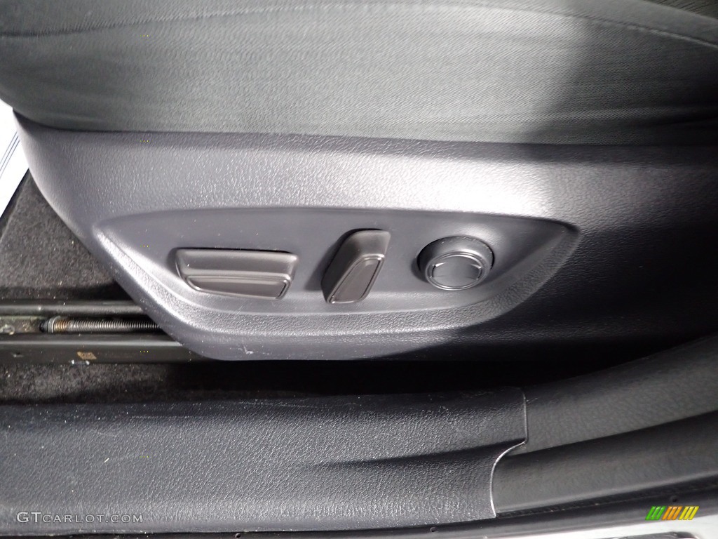 2019 Camry LE - Celestial Silver Metallic / Black photo #13