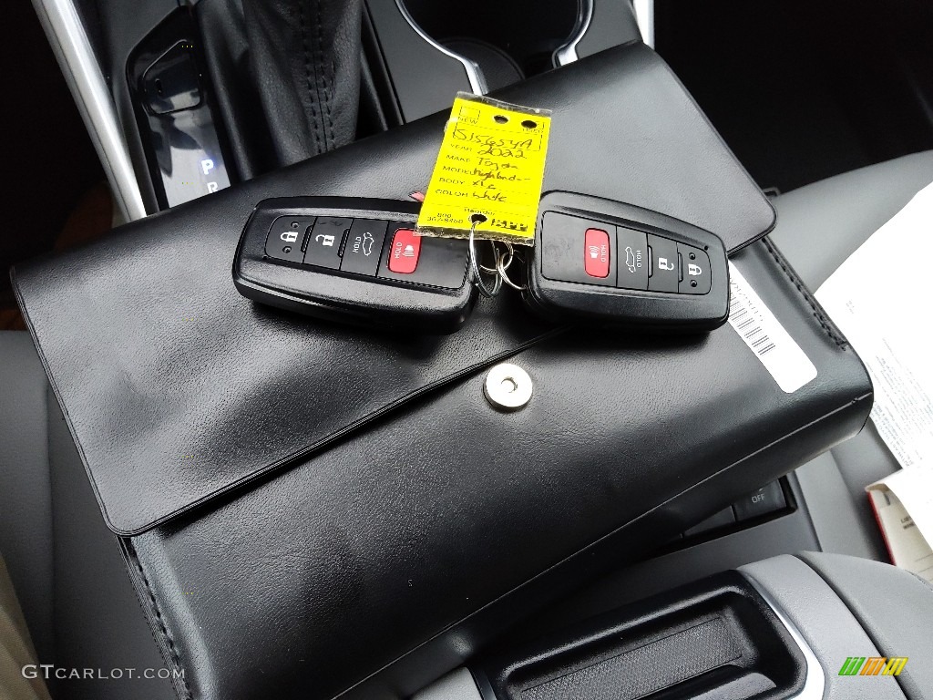 2022 Toyota Highlander XLE Keys Photos