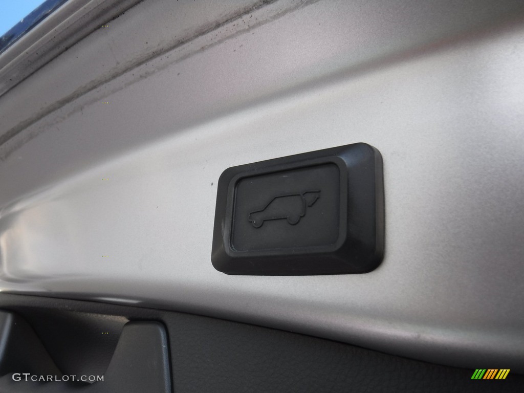 2019 RAV4 XSE AWD Hybrid - Silver Sky Metallic / Black photo #36