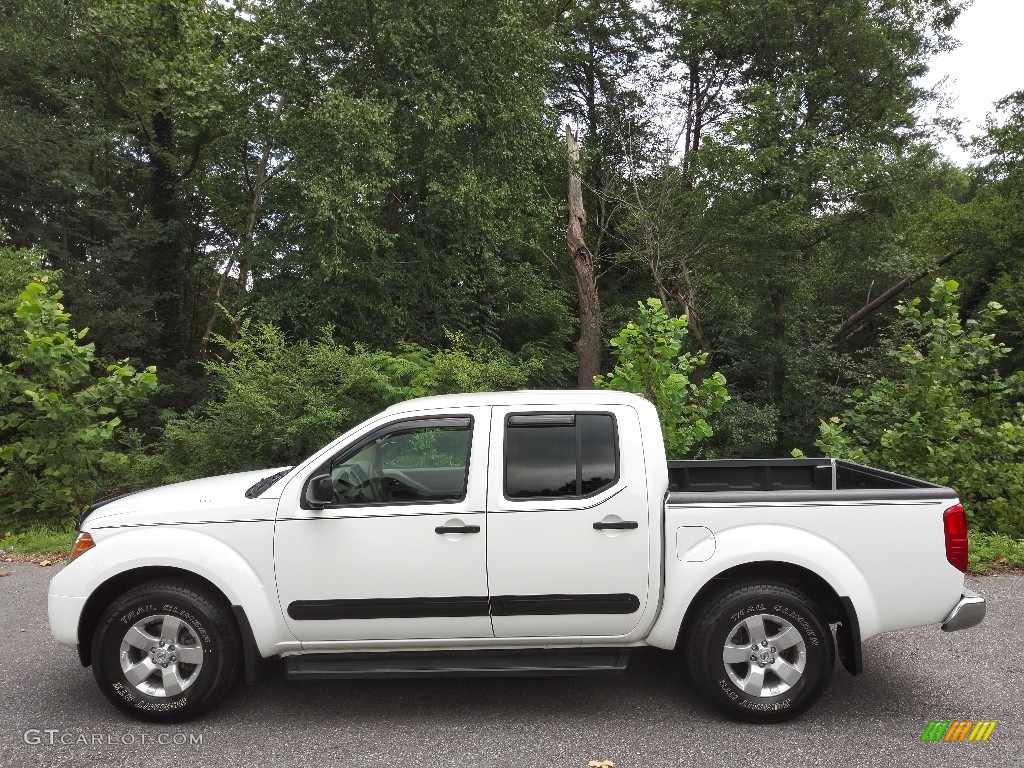 Avalanche White Nissan Frontier