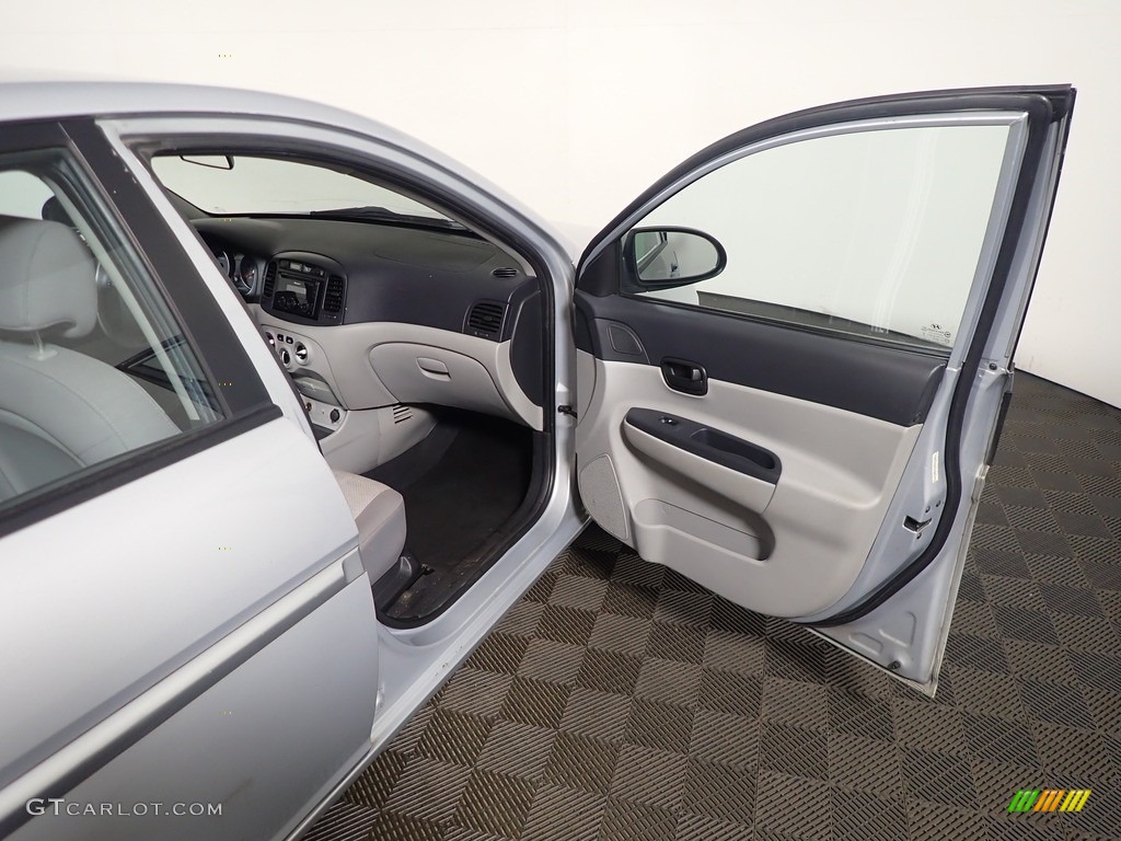 2009 Accent GLS 4 Door - Platinum Silver / Gray photo #24