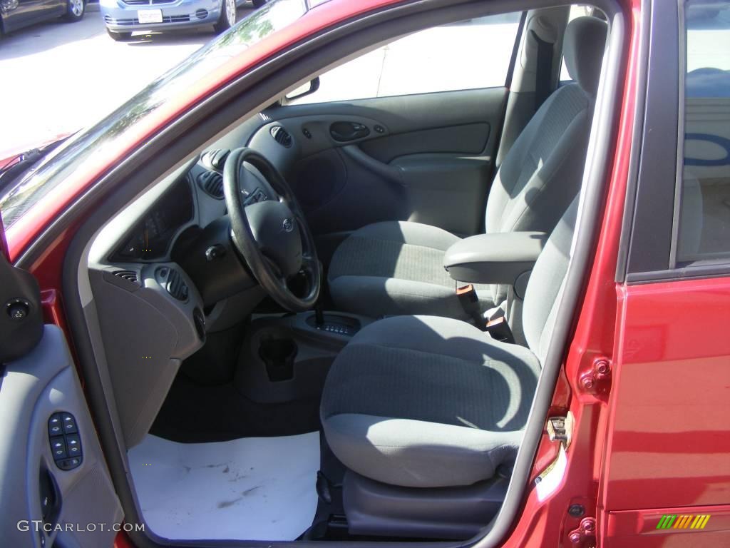 2004 Focus SE Sedan - Sangria Red Metallic / Medium Graphite photo #7