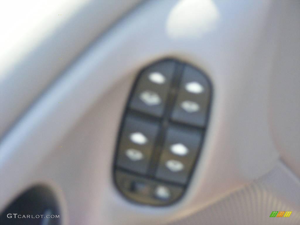 2004 Focus SE Sedan - Sangria Red Metallic / Medium Graphite photo #8