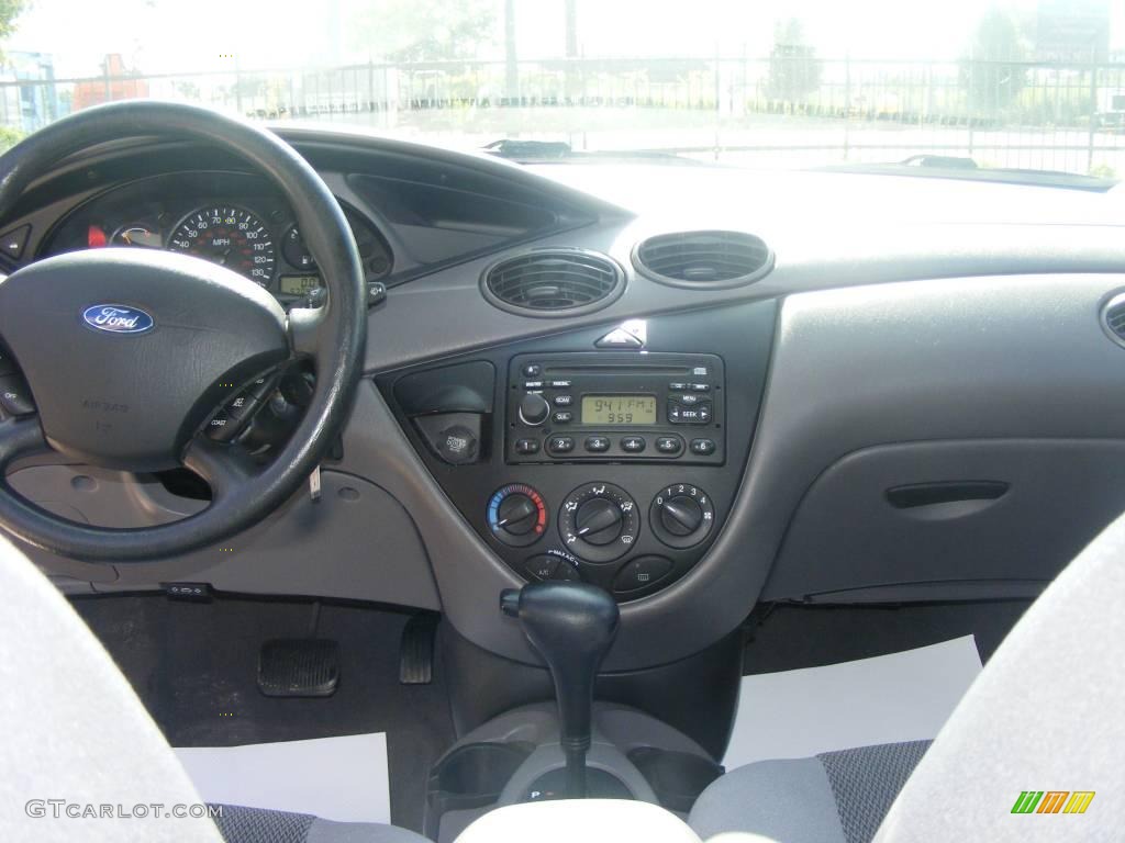 2004 Focus SE Sedan - Sangria Red Metallic / Medium Graphite photo #9