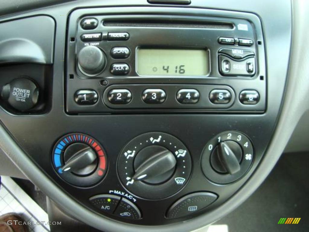 2002 Focus SE Sedan - Twilight Blue Metallic / Medium Graphite photo #13