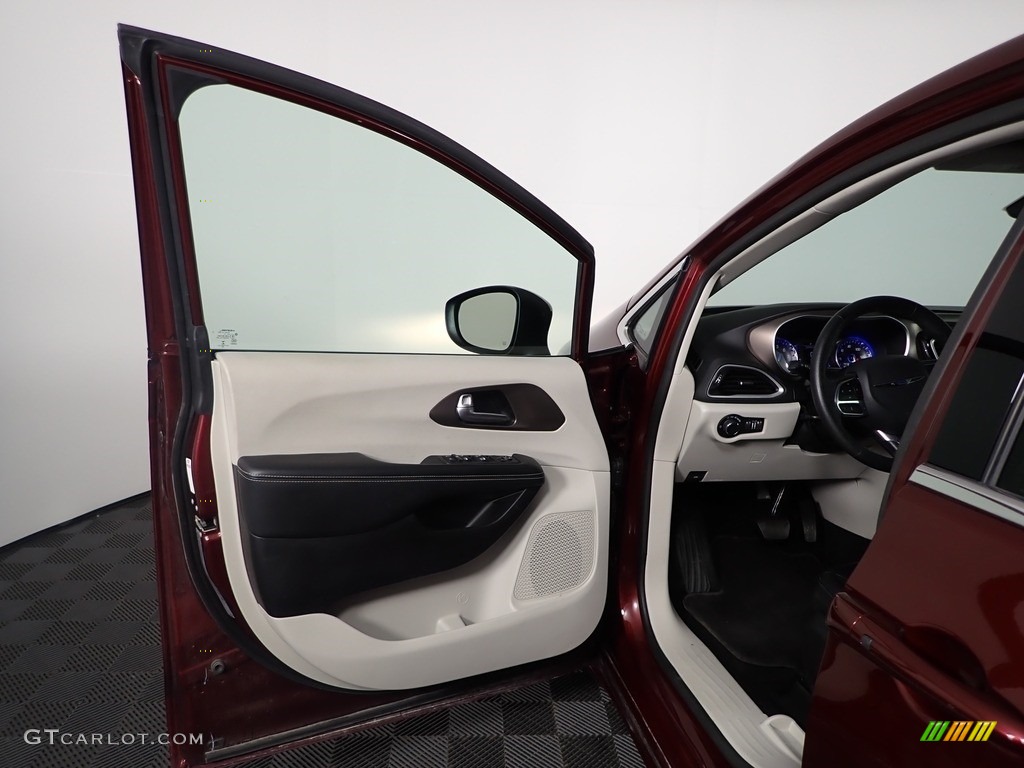 2021 Chrysler Voyager LXI Black/Alloy Door Panel Photo #144739874