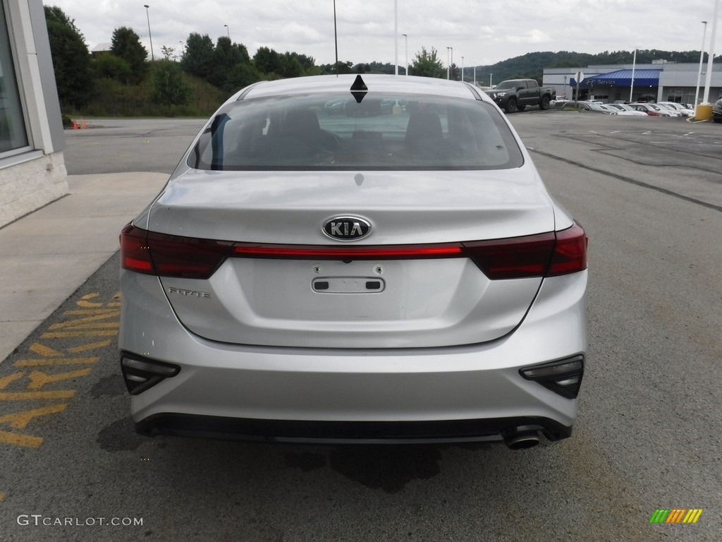 2019 Forte LXS - Gravity Grey / Black photo #8