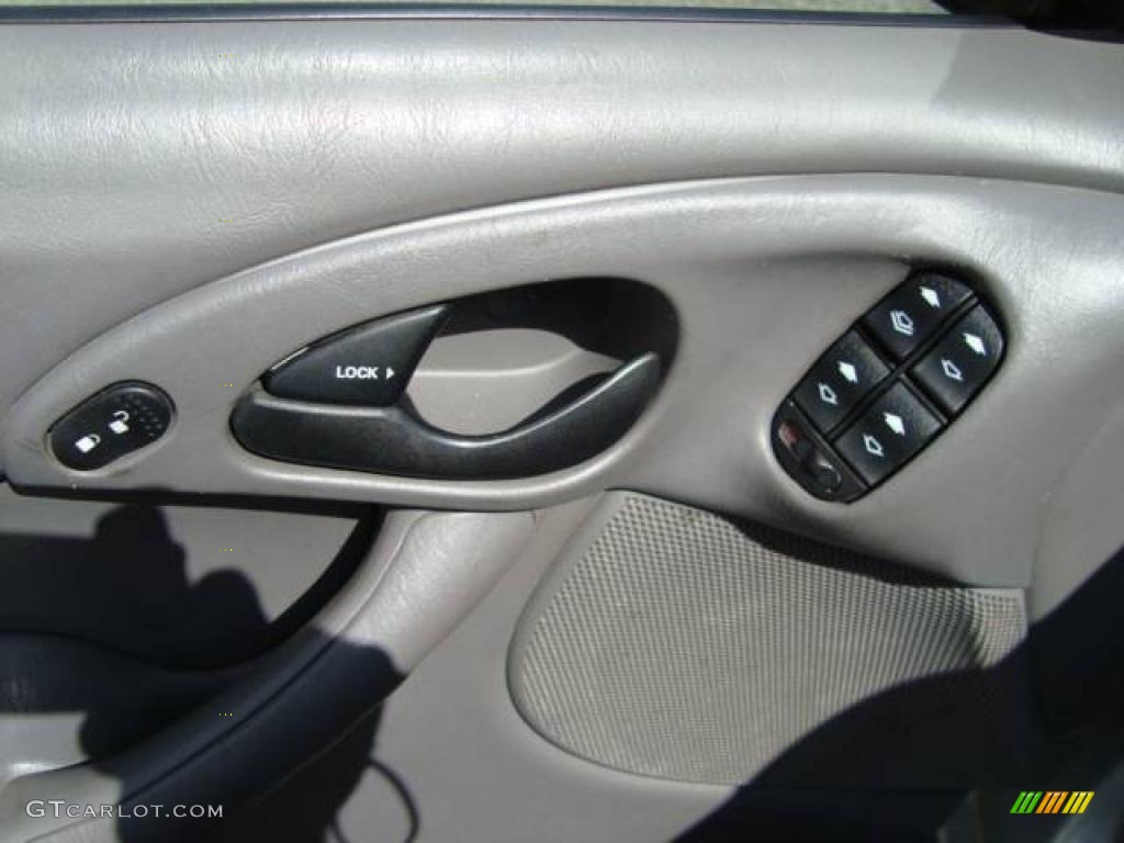 2000 Focus SE Wagon - CD Silver Metallic / Medium Graphite photo #15
