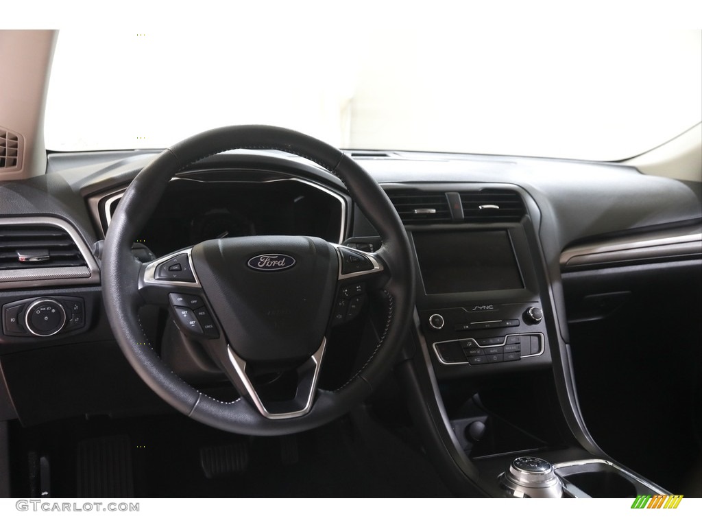 2020 Fusion SE - Rapid Red / Light Putty photo #7