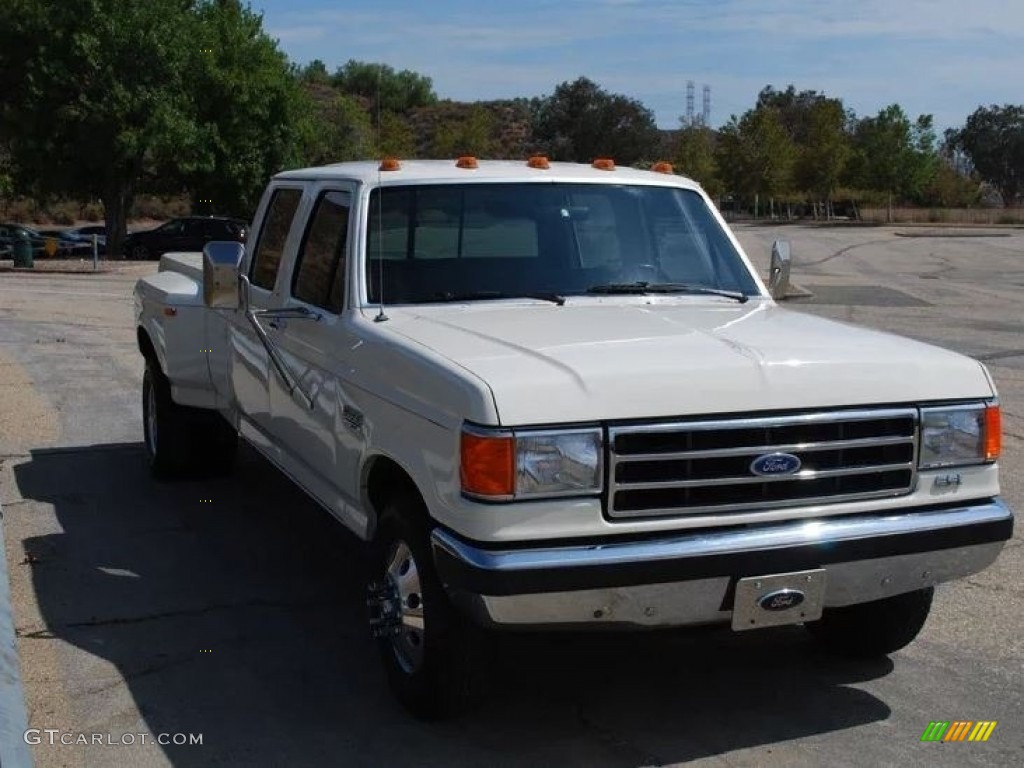 Colonial White 1989 Ford F350 XLT Lariat Crew Cab Exterior Photo #144769089