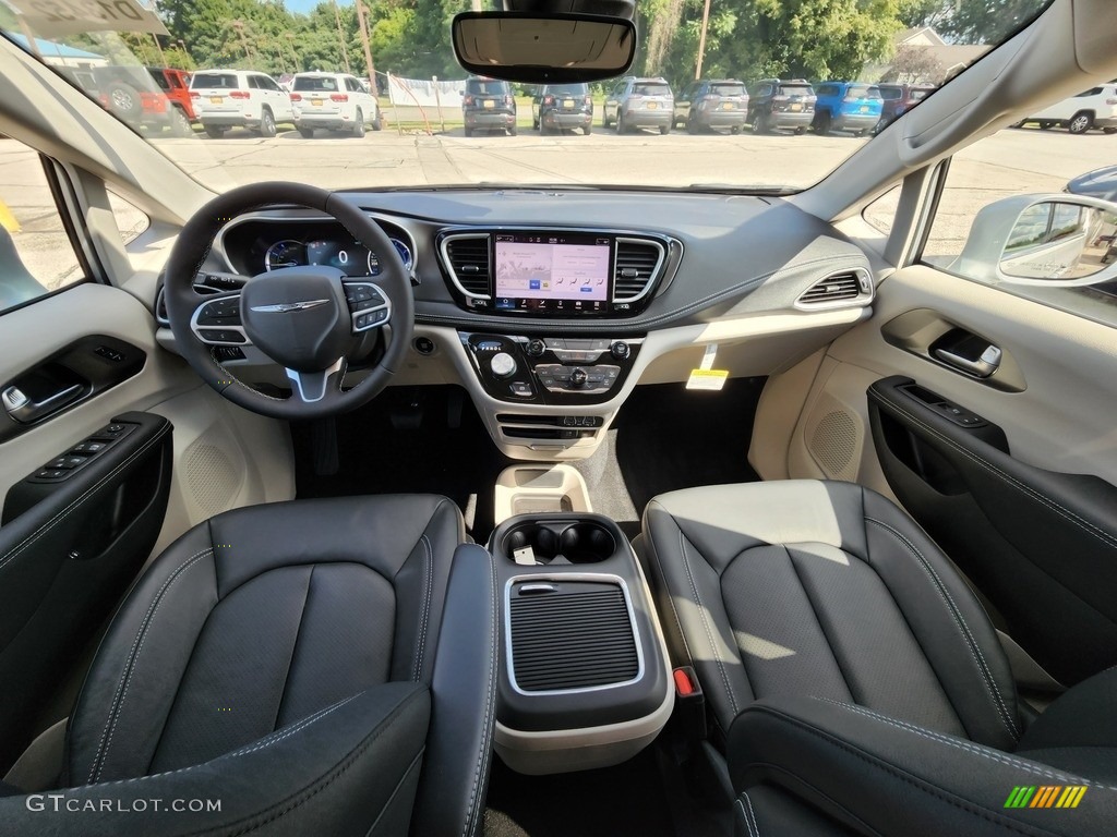 Black/Alloy Interior 2022 Chrysler Pacifica Hybrid Touring L Photo #144777452