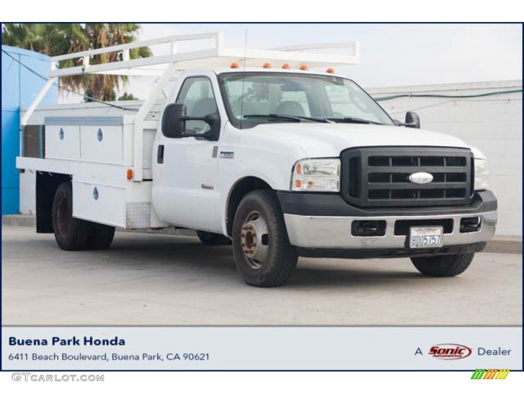 2006 F350 Super Duty XL Regular Cab Chassis - Oxford White / Medium Flint photo #1